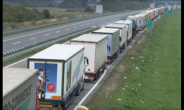 Figyelmeztető sztrájkot tartanak a kamionosok