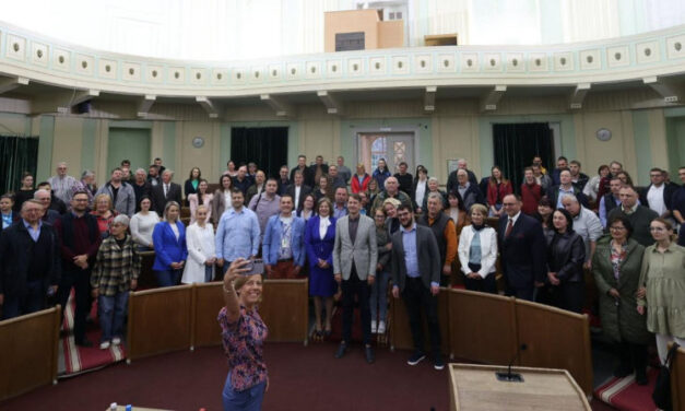 Már a VMSZ-esek is lájkolják a pártelnök bejegyzése alatti bíráló hozzászólásokat